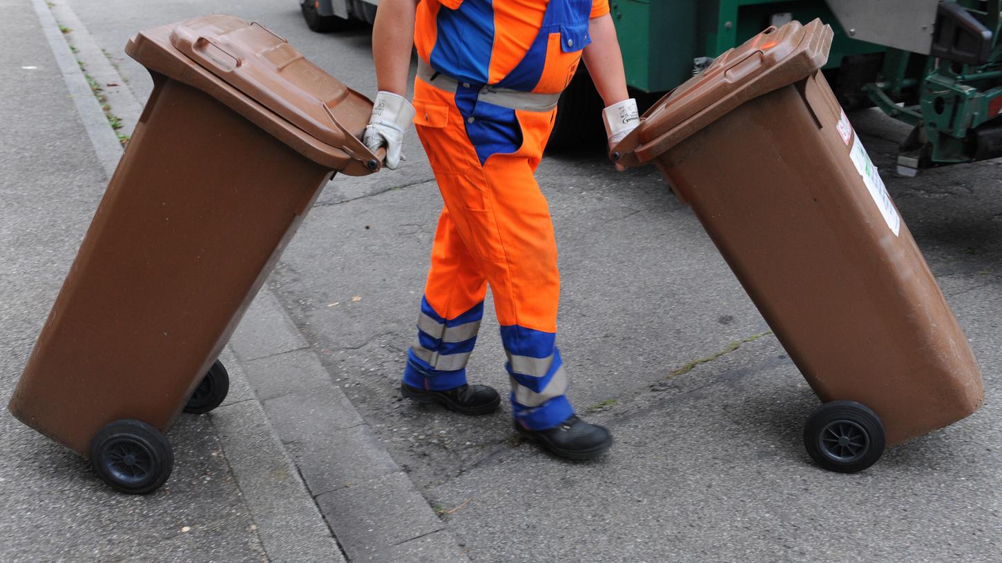 Nicht immer ist es für die Mitarbeiter der Müllabfuhr einfach, den Müll aus der Tonne zu entfernen (Symbolbild).
