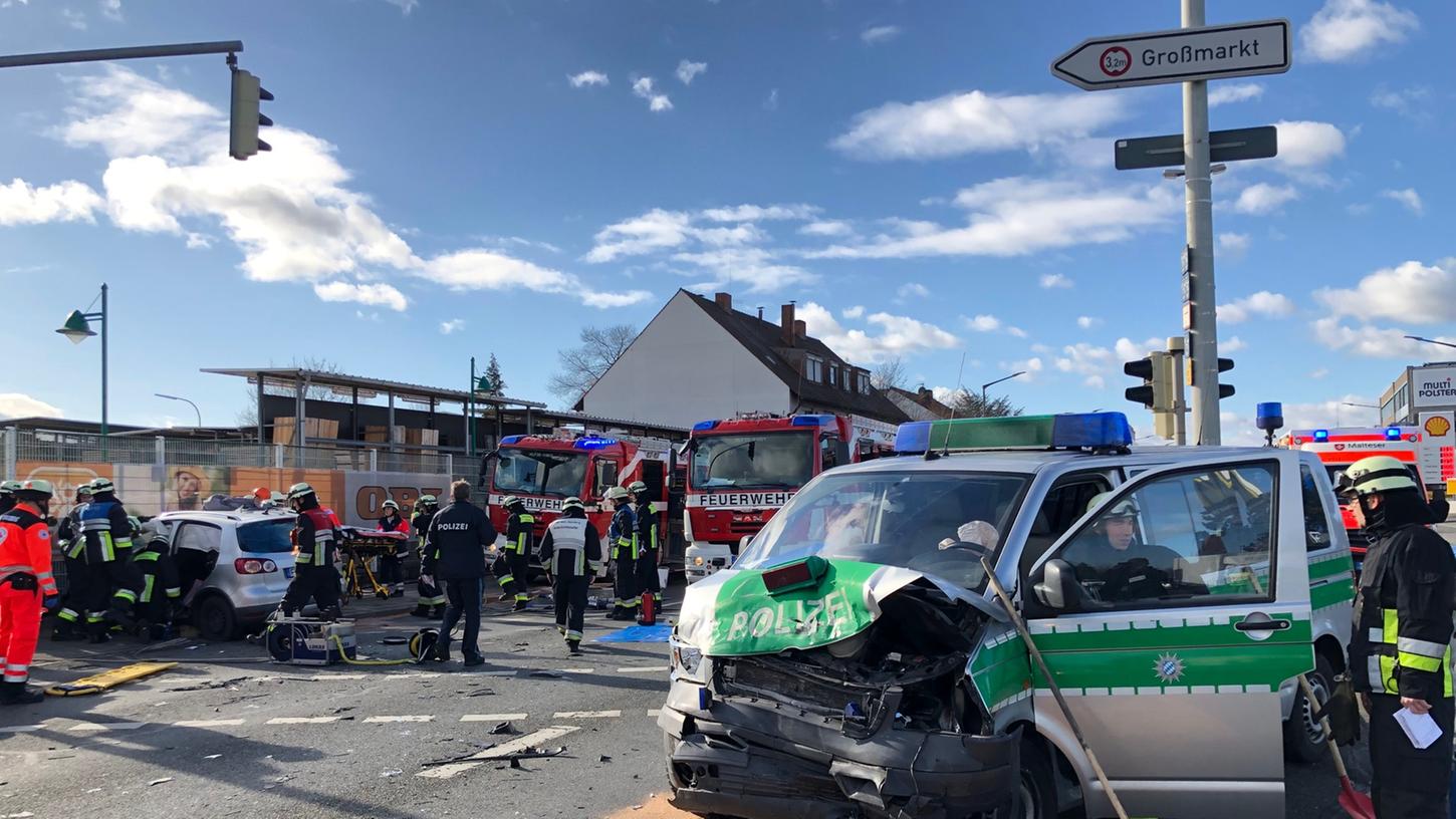 Ein schwerer Verkehrsunfall mit einem Polizeiwagen sorgt für Verkehrsbehinderungen an der Kreuzung Leyher Straße /Sigmundstraße.