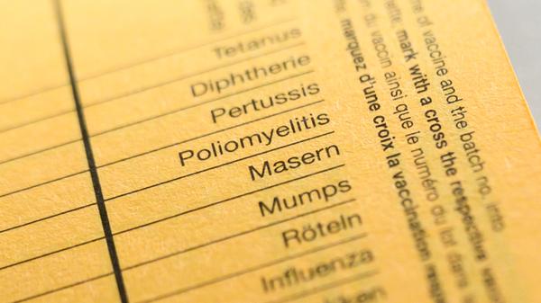 Zu allererst sollte natürlich ein Arzt informiert werden. Masern-Erkrankte brauchen zudem strikte Bettruhe und Isolation. Das Problem: Das Masern-Virus an sich lässt sich nicht behandeln, lediglich die Symptome wie das Fieber lassen sich mildern. Wichtig: Antibiotika sind bei viralen Krankheiten wirkungslos! Sie kommen lediglich zum Einsatz, wenn zusätzlich bakterielle Komplikationen vorliegen. Zudem sollten betroffene Kinder und Erwachsene Gemeinschaftseinrichtungen (Kindergarten, Schule usw.) nicht besuchen, bis der Arzt oder die Ärztin wieder grünes Licht geben.