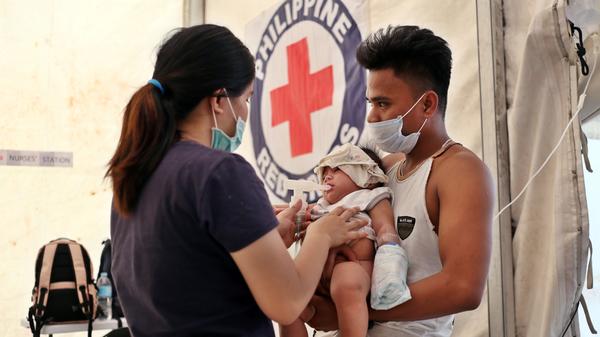 Die vorläufige Zahl der gemeldeten Erkrankungen hat sich 2018 im Vergleich zum Vorjahr verdoppelt, auf 229.000 Fälle, wie die Weltgesundheitsorganisation (WHO) mitteilte. Die tatsächliche Zahl dürfte aber über der Zwei-Millionen-Grenze liegen, sagte Katherine O'Brien, Direktorin der WHO-Impfabteilung. "Wir gehen davon aus, dass weltweit weniger als zehn Prozent aller Fälle gemeldet werden", sagte sie. In der WHO-Region Europa stieg die Zahl der gemeldeten Fälle 2018 im Vergleich zum Vorjahr sogar auf das Dreifache. Betroffen war vor allem die Ukraine. Bis 2016 war die weltweite Zahl der Masern-Fälle rückläufig, so die WHO, seitdem steigt sie wieder. Hauptproblem sind demnach Konfliktgebiete mit Migrations- und Flüchtlingsströmen sowie abgelegene Gebiete in armen Ländern. Dort werden nicht genügend Kinder geimpft. Die WHO verlangt dringend weltweit mehr Anstrengungen, jedes Kind zu impfen.