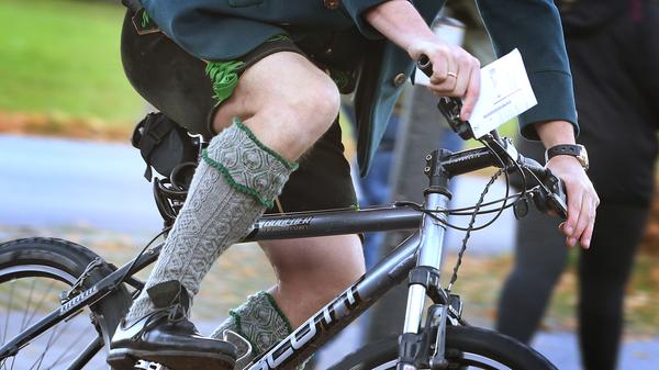 7. Nicht zu unterschätzen: die richtige Sattelhöhe! Bei Kinderrädern muss man sie eh regelmäßig einstellen. Dabei gilt zu beachten: Das Knie darf beim unten stehenden Pedal nicht ganz durchgestreckt sein — man sollte mit den Zehenspitzen auf den Boden kommen.