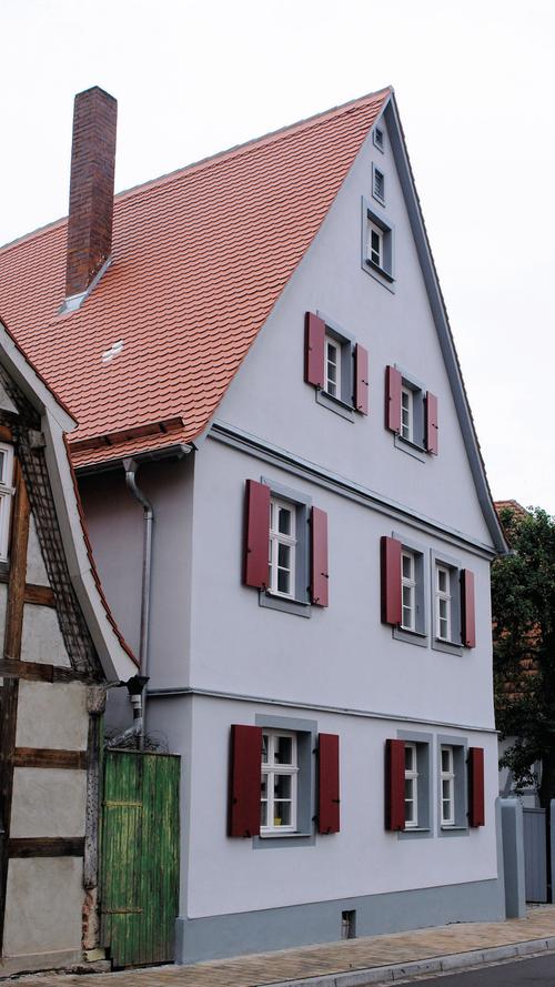 Das ursprünglich landwirtschaftliche Anwesen in der Metzgergasse 15 lag zu seiner Erbauungszeit im Spätmittelalter noch unmittelbar vor den Mauern der Stadt. Neben dem Wohnhaus zählten zuletzt noch Stallungen, Nebengebäude und eine Scheune aus dem frühen 20. Jahrhundert zur Hofstelle, auf deren Grundstück noch Reste des mittelalterlichen Stadtmauerrings verlaufen.