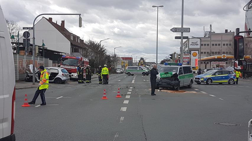 Nürnberg: Vier Verletzte nach Kollision zwischen Polizeibus und Auto