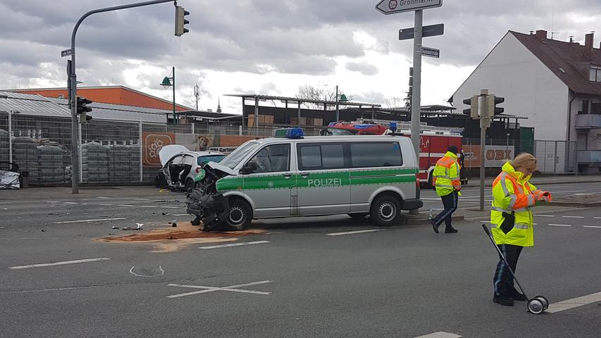 Nürnberg: Vier Verletzte nach Kollision zwischen Polizeibus und Auto