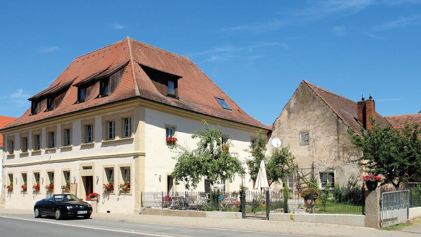 Die Innensanierung geschah weitgehend unter Beibehaltung der Raumstruktur, die nur marginal geändert wurde. Alle erhaltenen Oberflächen und die historische, teils sogar bauzeitliche Ausstattung wurden aufgearbeitet. Im Hinblick auf die zukünftige Weiternutzung des Gasthauses waren einige Modernisierungen (Haustechnik, Küche und Sanitär) nötig, ebenso mussten einige Zugeständnisse an den Brandschutz gemacht werden, welche substanzschonend bzw. passend erfolgten. Durch die gelungene Sanierung des Gasthauses erfuhr die Ortsmitte eine deutliche Aufwertung und Langenfeld hat durch die Fortführung der langen Wirtshaustradition nicht nur optisch gewonnen.