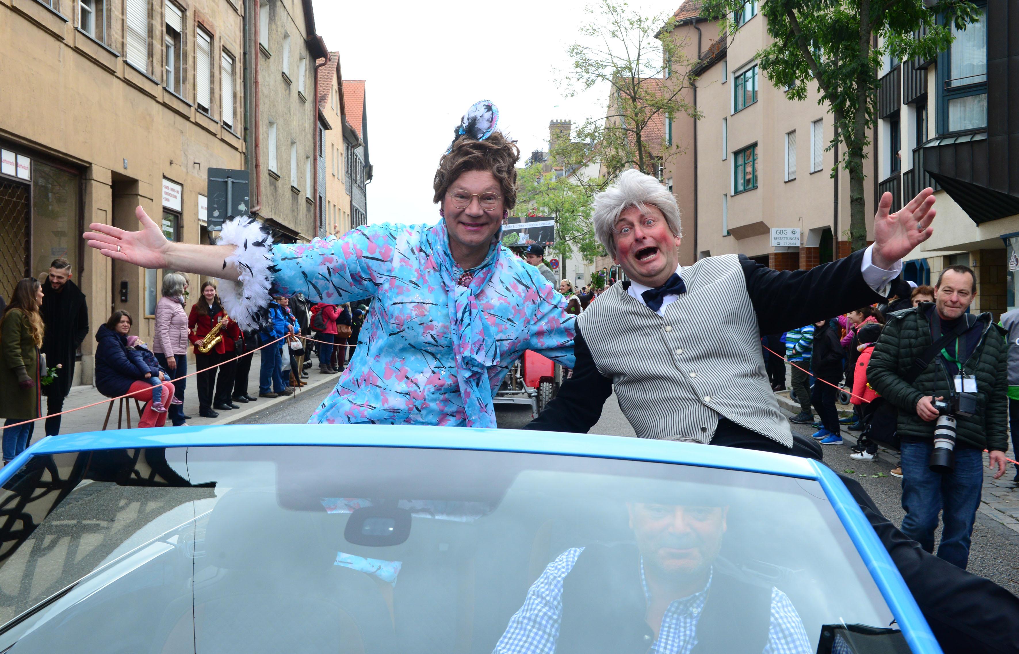 Beim jährlichen Erntedankfestzug in Fürth dürfen sie natürlich nicht fehlen: Volker Heißmann und Martin Rassau haben sich 2017 einmal mehr in Schale geworfen.