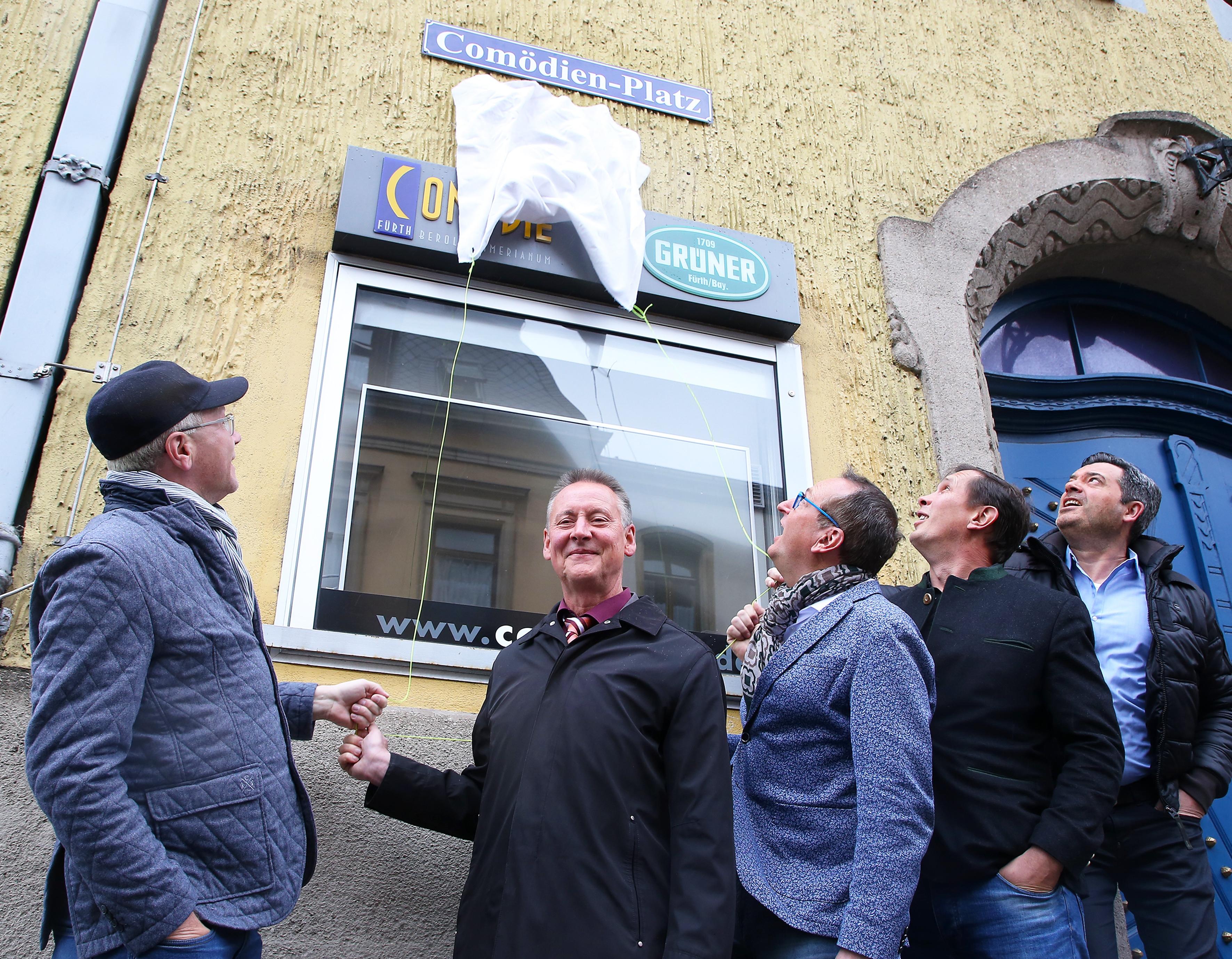 Seit 2017 heißt Fürths kleinster Platz: Comödien-Platz. Zum Dank für ein Vierteljahrhundert Klamauk bekamen Heißmann und Rassau das Straßenschild „Comödien-Platz“ 2016 eigentlich nur symbolisch vom OB überreicht. Die CSU-Fraktion regte aber daraufhin im Stadtrat an, den Miniatur-Theatervorplatz ganz offiziell so zu benennen.