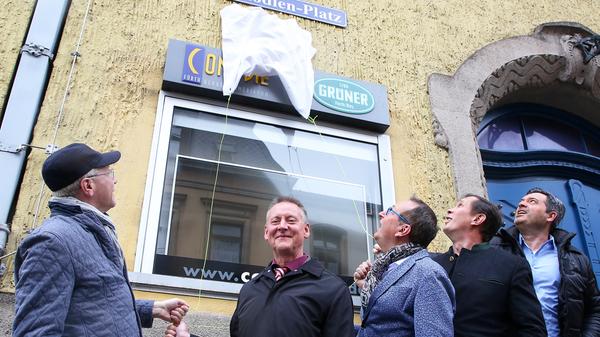 Seit 2017 heißt Fürths kleinster Platz: Comödien-Platz. Zum Dank für ein Vierteljahrhundert Klamauk bekamen Heißmann und Rassau das Straßenschild „Comödien-Platz“ 2016 eigentlich nur symbolisch vom OB überreicht. Die CSU-Fraktion regte aber daraufhin im Stadtrat an, den Miniatur-Theatervorplatz ganz offiziell so zu benennen.