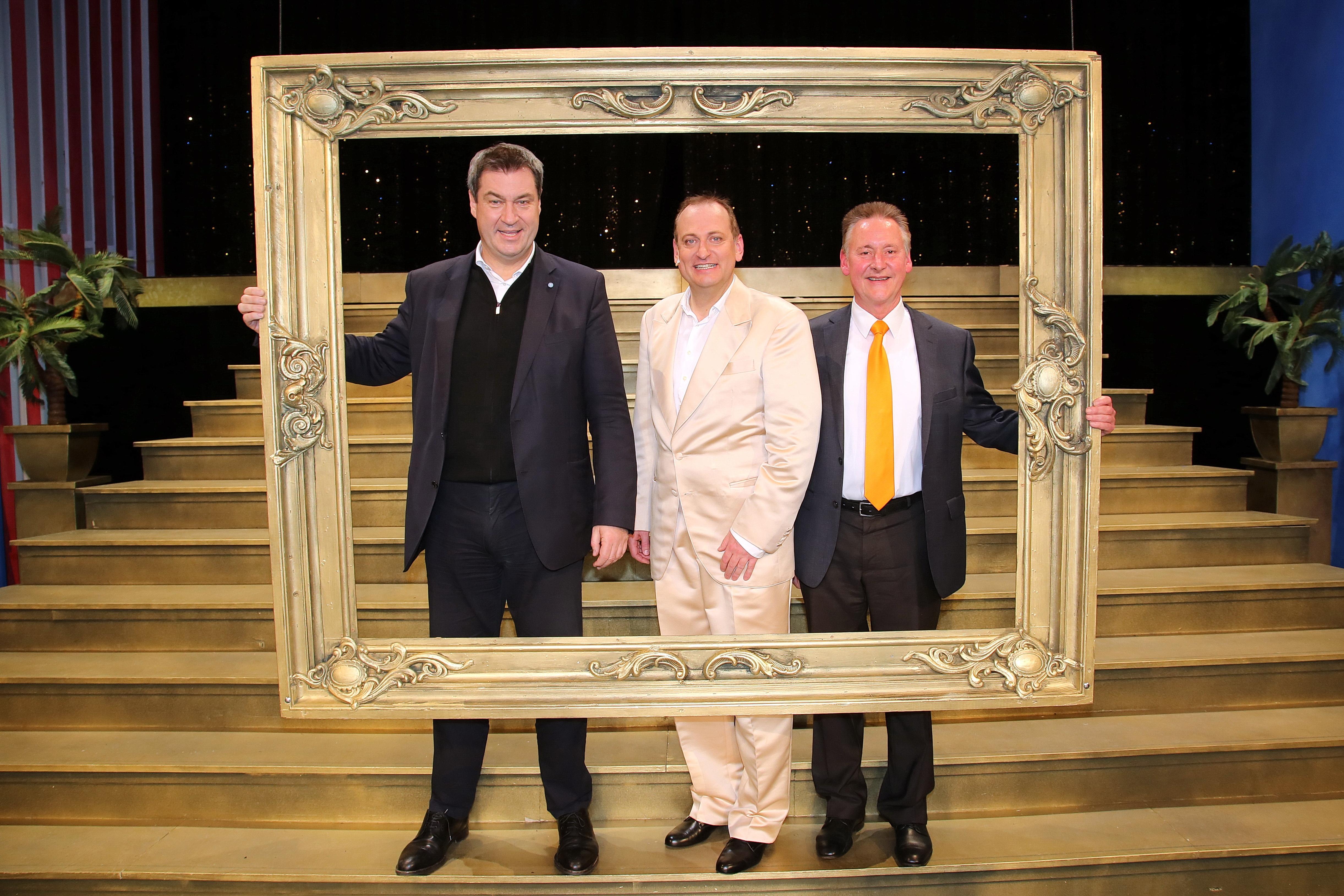 Happy Birthday: Im März 2019 kann Volker Heißmann seinen 50. Geburtstag feiern. Nach einer Vorstellung im Stadttheater geht die Geburtstagssause los. Ihm gratulieren unter anderem Ministerpräsident Markus Söder (li.) und Fürths OB Thomas Jung (re.).