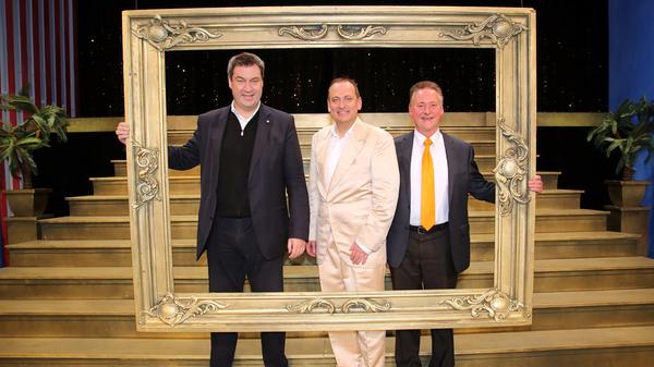 Happy Birthday: Im März 2019 kann Volker Heißmann seinen 50. Geburtstag feiern. Nach einer Vorstellung im Stadttheater geht die Geburtstagssause los. Ihm gratulieren unter anderem Ministerpräsident Markus Söder (li.) und Fürths OB Thomas Jung (re.).