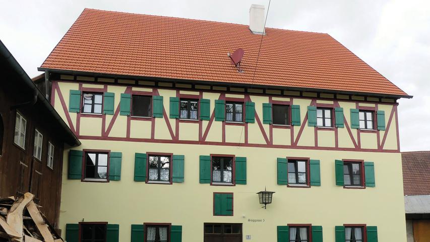 Das ehemalige Mühl- und Bauernhaus dominiert mit seinen drei Geschossen und seinem Satteldach das Ortsbild Ursheims. Die Untergeschosse stammen aus dem 18. oder spätestenfalls dem 19. Jahrhundert. Aufgestockt wurde das Gebäude in der frühen Nachkriegszeit: 1948 erweiterte man es um das dritte Fachwerkobergeschoss. Die fast vollständig erhaltenen, hölzernen Fensterläden mit Gratleisten zeichnen das Gebäude aus. Das ehemalige Mühl- und Bauernhaus dominiert mit seinen drei Geschossen und seinem Satteldach das Ortsbild Ursheims. Die Untergeschosse stammen aus dem 18. oder spätestenfalls dem 19. Jahrhundert. Aufgestockt wurde das Gebäude in der frühen Nachkriegszeit: 1948 erweiterte man es um das dritte Fachwerkobergeschoss. Die fast vollständig erhaltenen, hölzernen Fensterläden mit Gratleisten zeichnen das Gebäude aus.
