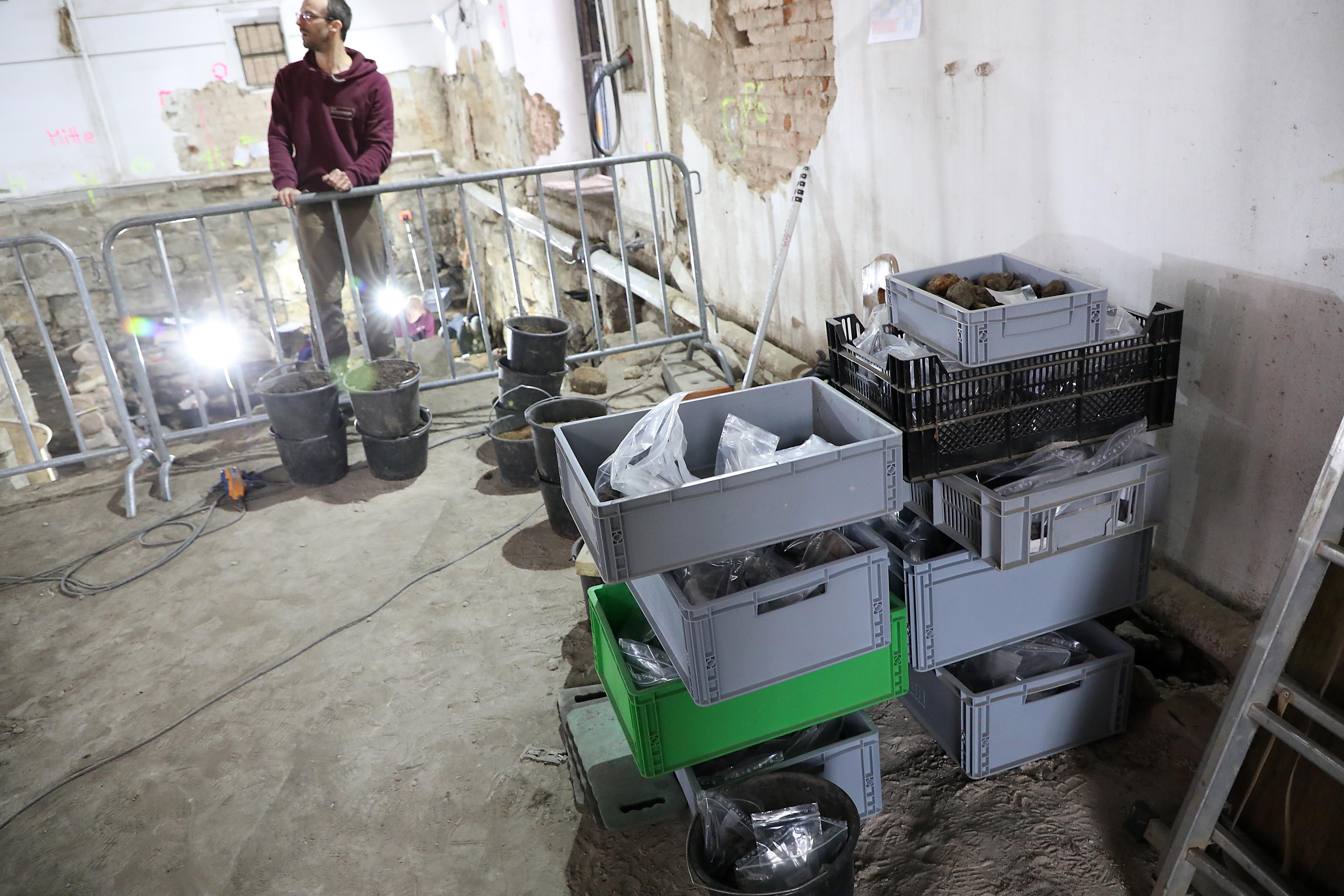 In insgesamt 130 Kisten lagern die Grabungsfunde.