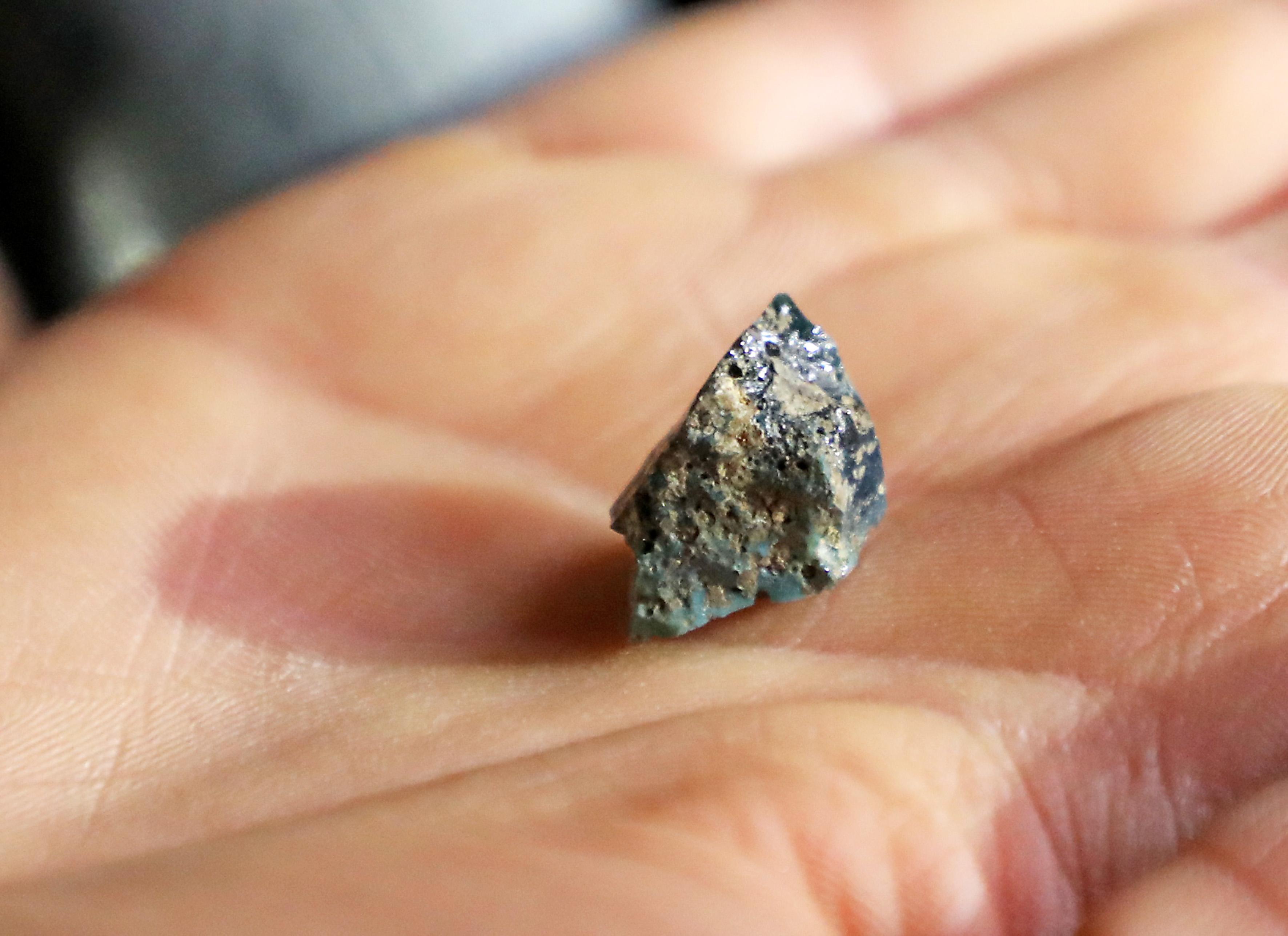 Aus dem neunten Jahrhundert datiert dieser Fund: Ein Stückchen Glas-Schlacke. Glas war früher wertvoller als Gold.