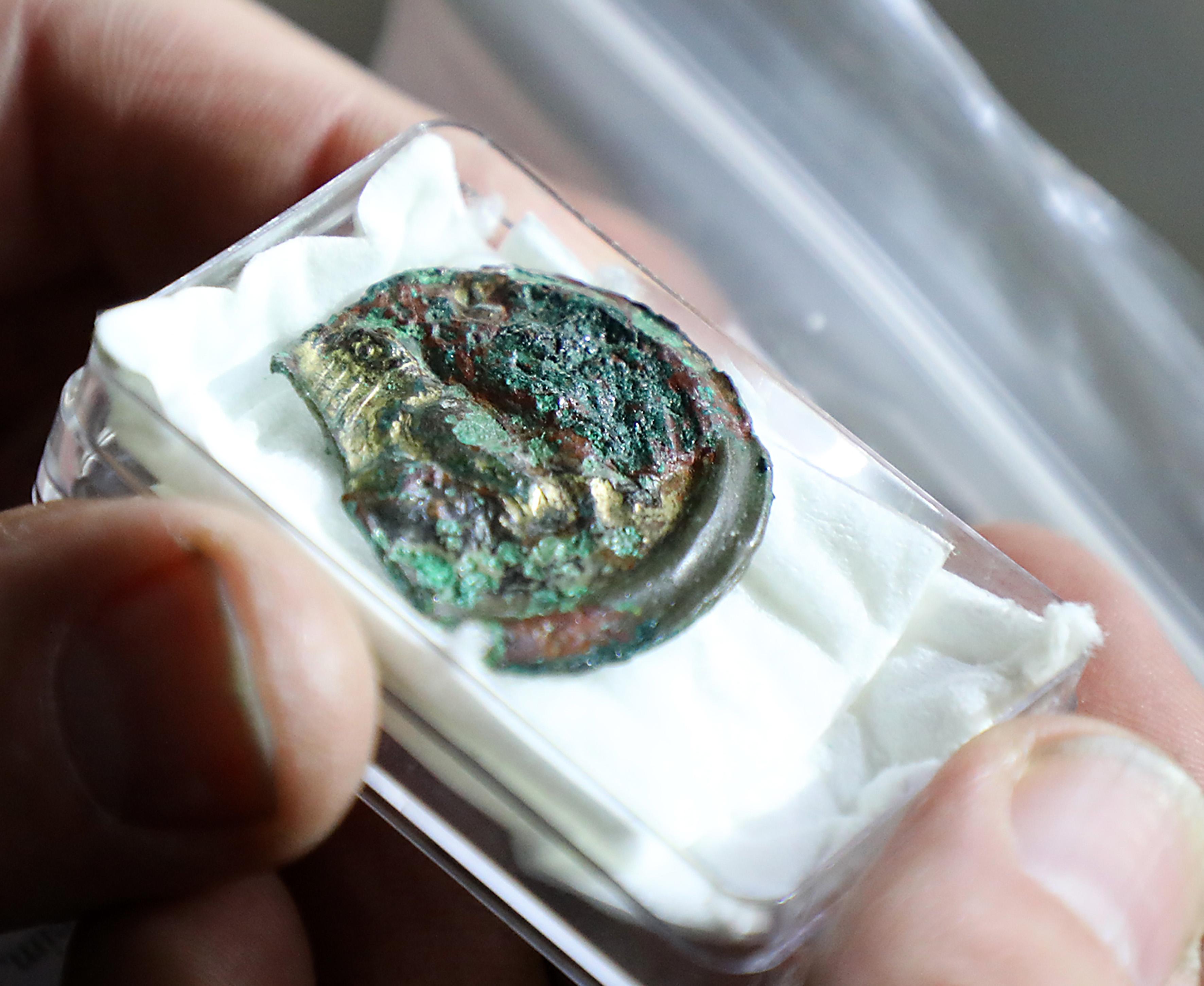 Wunderschön: Eine historische Münze. Wer genau hinsieht, kann einen Reiter darauf erkennen.