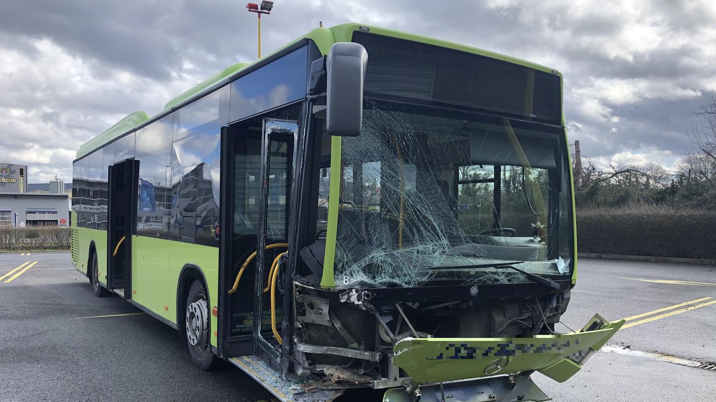In der Weismainer Straße ist ein Pkw frontal in einen Schulbus geprallt. Die zwölf Kinder im Bus blieben glücklicherweise alle unverletzt.