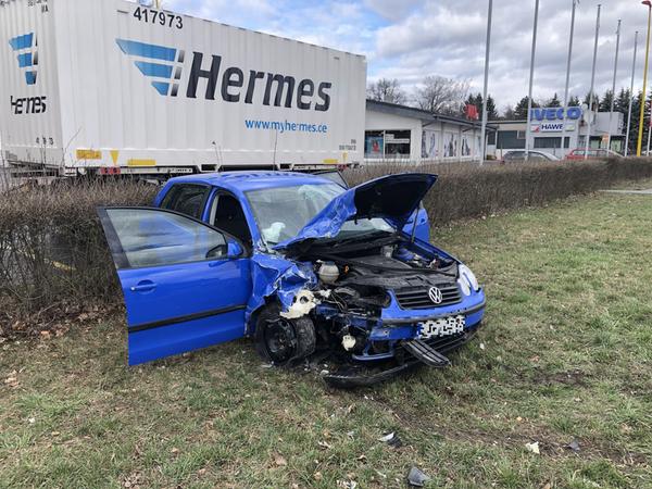 Der schwerverletzte Autofahrer wurde per Rettungshubschrauber in ein Krankenhaus gebracht. Der schwerverletzte Autofahrer wurde per Rettungshubschrauber in ein Krankenhaus gebracht.