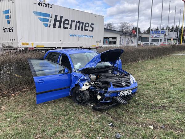 Der schwerverletzte Autofahrer wurde per Rettungshubschrauber in ein Krankenhaus gebracht.