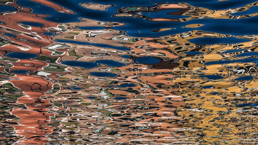 Ein bunter Traum aus Buranos Kanalspiegelungen.