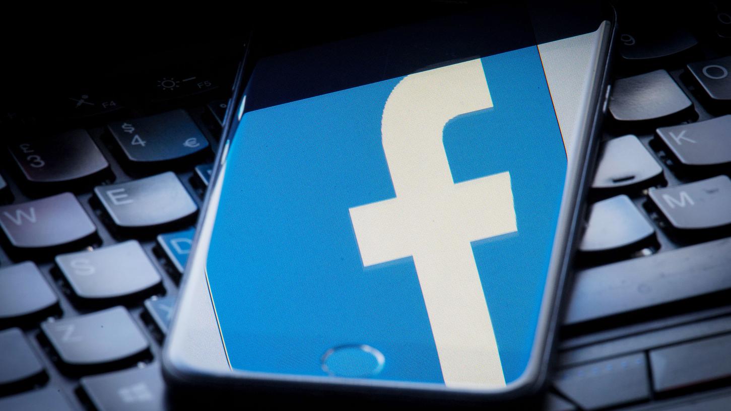 Mitarbeiter sollen die Sprachnachrichten von Nutzern auf Facebook abgetippt haben.