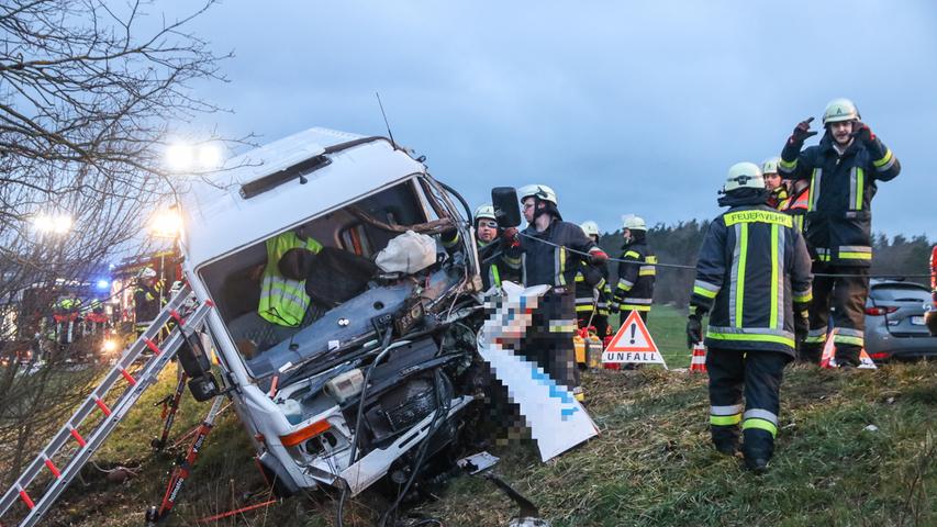 Pkw schleudert gegen Transporter: 20-Jährige stirbt bei Bamberg