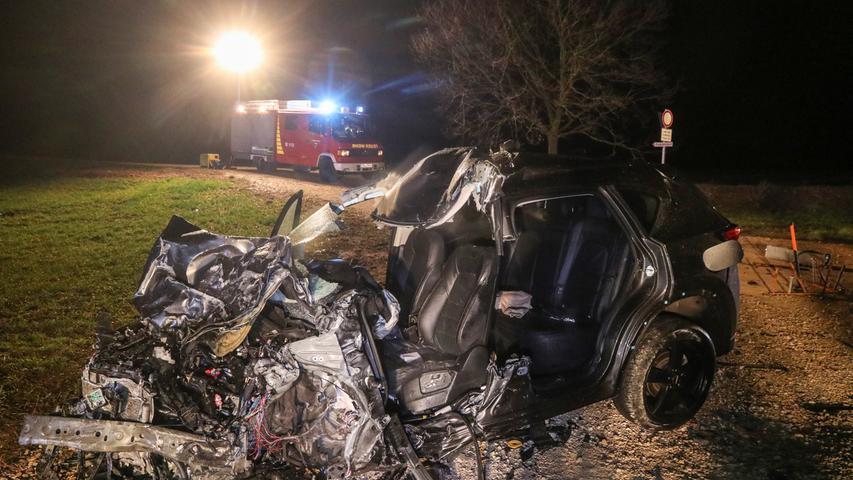 Pkw schleudert gegen Transporter: 20-Jährige stirbt bei Bamberg
