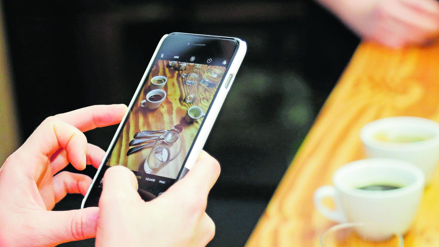 Noch nicht trinken oder essen, das Foto fehlt! Smartphones sind aus unserem Alltag nicht mehr wegzudenken - dennoch verbietet nun ein Kölner Restaurant die Nutzung der Handys. Noch nicht trinken oder essen, das Foto fehlt! Smartphones sind aus unserem Alltag nicht mehr wegzudenken - dennoch verbietet nun ein Kölner Restaurant die Nutzung der Handys.