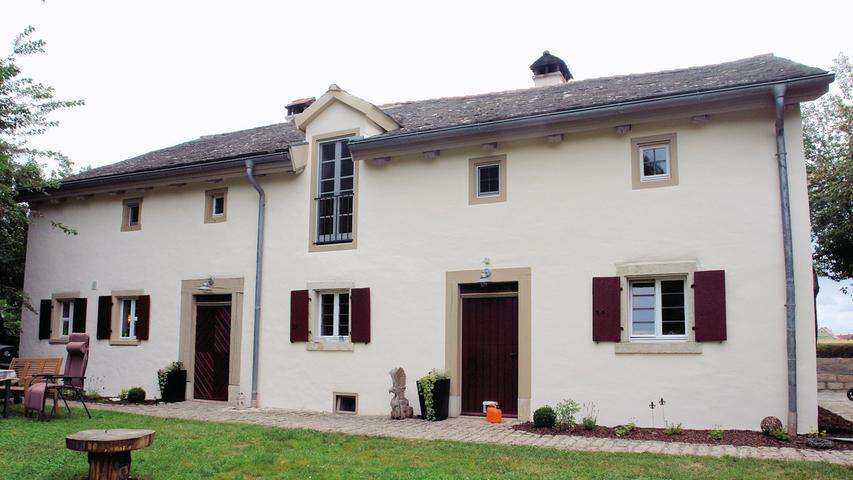 Jahrzehntelang war das ehemalige Bauern- und Wirtshaus in Naßwiesen nur zu gelegentlichen Ferienhausaufenthalten genutzt. Seine jetzige Eigentümerfamilie hat es nun nach ihren Bedürfnissen zu einem Wohnhaus mit ausreichend Platz umgestaltet und saniert. Um 1800 errichtete man dieses erdgeschossige Gebäude in Jura-Bauweise mit Kniestock und Satteldach. Als regionale Besonderheit gilt seine Dacheindeckung mit Natursteinen: sogenannte Legschieferdächer deckte man nicht mit Ziegeln, sondern mit schweren Kalkplatten ein. Als ausgesprochenes Charakteristikum zeichnen diese Dächer die sogenannten Jurahäuser aus. In den letzten beiden Jahren setzte die Familie nicht nur das erhaltenswürdige Legschieferdach instand. Ohne große Veränderungen an den Grundrissen schuf man Wohnräume und baute Badezimmer aus. Allem voran ging eine aufwendige Bekämpfung von Holzschädlingen, denn Anobien hatten das Haus in großen Teilen befallen. Jahrzehntelang war das ehemalige Bauern- und Wirtshaus in Naßwiesen nur zu gelegentlichen Ferienhausaufenthalten genutzt. Seine jetzige Eigentümerfamilie hat es nun nach ihren Bedürfnissen zu einem Wohnhaus mit ausreichend Platz umgestaltet und saniert. Um 1800 errichtete man dieses erdgeschossige Gebäude in Jura-Bauweise mit Kniestock und Satteldach. Als regionale Besonderheit gilt seine Dacheindeckung mit Natursteinen: sogenannte Legschieferdächer deckte man nicht mit Ziegeln, sondern mit schweren Kalkplatten ein. Als ausgesprochenes Charakteristikum zeichnen diese Dächer die sogenannten Jurahäuser aus. In den letzten beiden Jahren setzte die Familie nicht nur das erhaltenswürdige Legschieferdach instand. Ohne große Veränderungen an den Grundrissen schuf man Wohnräume und baute Badezimmer aus. Allem voran ging eine aufwendige Bekämpfung von Holzschädlingen, denn Anobien hatten das Haus in großen Teilen befallen.