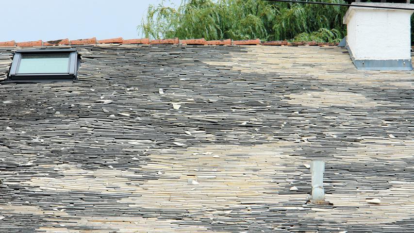Für ein familiengerechtes Wohnhaus waren vor allen Dingen die Gebäudehülle und die Wärmeversorgung zu verbessern. An der Fassade galt es vorrangig die vorhandenen, zum Teil einfach verglasten Holzfenster und die bestehenden Holztüren in ihrer Dichtigkeit zu ertüchtigen. Das Dach wurde unter besonderer Berücksichtigung der wertvollen Dacheindeckung gedämmt. Im Inneren veränderte man die Heizsituation: anstatt der Öl-Heizung zog man in den vorhandenen, geschossübergreifenden sogenannten Deutschen Kamin einen Edelstahlschornstein für die neue Heizungsanlage mit Festbrennstoffen ein. Dieser verhindert heute den Austritt von Abgasen und versorgt das gesamte Gebäude mit ausreichend Wärme. Für ein familiengerechtes Wohnhaus waren vor allen Dingen die Gebäudehülle und die Wärmeversorgung zu verbessern. An der Fassade galt es vorrangig die vorhandenen, zum Teil einfach verglasten Holzfenster und die bestehenden Holztüren in ihrer Dichtigkeit zu ertüchtigen. Das Dach wurde unter besonderer Berücksichtigung der wertvollen Dacheindeckung gedämmt. Im Inneren veränderte man die Heizsituation: anstatt der Öl-Heizung zog man in den vorhandenen, geschossübergreifenden sogenannten Deutschen Kamin einen Edelstahlschornstein für die neue Heizungsanlage mit Festbrennstoffen ein. Dieser verhindert heute den Austritt von Abgasen und versorgt das gesamte Gebäude mit ausreichend Wärme.