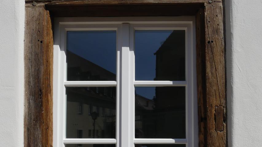 Angefangen bei der Instandsetzung des Mauerwerks, erneuerte man den Kalkputz und versah die Fassade mit einem neuen Anstrich. Für jede der sanierten Fensterumfassungen fertigte man ein passgenaues Holzfenster und stattete diese mit Fensterblechen aus Kupfer aus. Das Dach wurde neu mit roten Biberschwanzziegeln eingedeckt, die errichteten Dachgauben spenden ausreichend Licht für den ausgebauten Dachraum. Im Dachstuhl mussten Fußpunkte, Zerrbalken und Sparren ertüchtigt werden. Im Inneren erfolgte ein umfangreicher Rückbau neuzeitlicher Einbauten und Verkleidungen. Eine Bohlen-Balken-Decke und verschiedene Lehmdecken konnten renoviert werden. Verlegt wurden hochwertige Bodenbeläge wie Eichenparkette oder Dielenböden aus Massivholz. Im Zuge der Wiederherstellung der ursprünglichen Raumstrukturen erfolgte außerdem die Freilegung des konstruktiven Fachwerks. Auf die Gefache und sonstige Wandoberflächen trug man Kalkputz auf. Die übrige Ausstattung überzeugt durch die denkmalverträgliche Wahl der Materialien: Die Bäder stattete man mit Solnhofener Kalkstein aus. Mit besonderer Rücksicht auf den Bestand und unter Verwendung von Solnhofener Kalkstein und Kirschholz fertigte man die Kücheneinrichtung nach Maß. Angefangen bei der Instandsetzung des Mauerwerks, erneuerte man den Kalkputz und versah die Fassade mit einem neuen Anstrich. Für jede der sanierten Fensterumfassungen fertigte man ein passgenaues Holzfenster und stattete diese mit Fensterblechen aus Kupfer aus. Das Dach wurde neu mit roten Biberschwanzziegeln eingedeckt, die errichteten Dachgauben spenden ausreichend Licht für den ausgebauten Dachraum. Im Dachstuhl mussten Fußpunkte, Zerrbalken und Sparren ertüchtigt werden. Im Inneren erfolgte ein umfangreicher Rückbau neuzeitlicher Einbauten und Verkleidungen. Eine Bohlen-Balken-Decke und verschiedene Lehmdecken konnten renoviert werden. Verlegt wurden hochwertige Bodenbeläge wie Eichenparkette oder Dielenböden aus Massivholz. Im Zuge der Wiederherstellung der ursprünglichen Raumstrukturen erfolgte außerdem die Freilegung des konstruktiven Fachwerks. Auf die Gefache und sonstige Wandoberflächen trug man Kalkputz auf. Die übrige Ausstattung überzeugt durch die denkmalverträgliche Wahl der Materialien: Die Bäder stattete man mit Solnhofener Kalkstein aus. Mit besonderer Rücksicht auf den Bestand und unter Verwendung von Solnhofener Kalkstein und Kirschholz fertigte man die Kücheneinrichtung nach Maß.