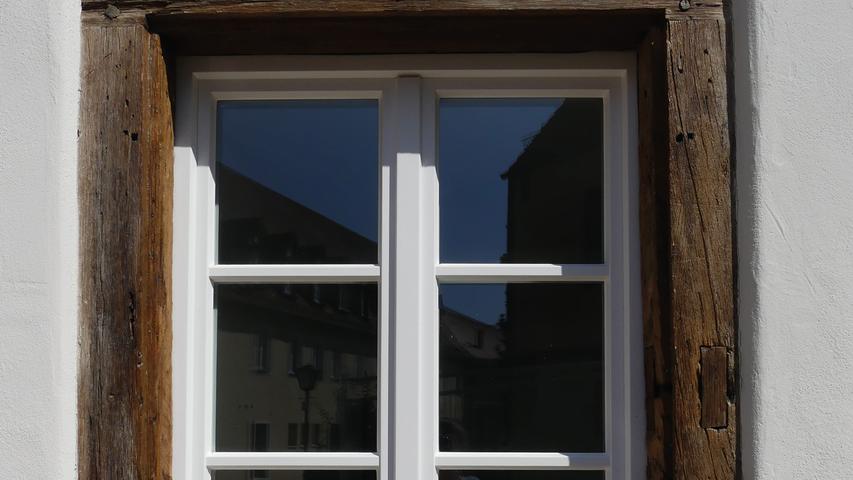 Angefangen bei der Instandsetzung des Mauerwerks, erneuerte man den Kalkputz und versah die Fassade mit einem neuen Anstrich. Für jede der sanierten Fensterumfassungen fertigte man ein passgenaues Holzfenster und stattete diese mit Fensterblechen aus Kupfer aus. Das Dach wurde neu mit roten Biberschwanzziegeln eingedeckt, die errichteten Dachgauben spenden ausreichend Licht für den ausgebauten Dachraum. Im Dachstuhl mussten Fußpunkte, Zerrbalken und Sparren ertüchtigt werden. Im Inneren erfolgte ein umfangreicher Rückbau neuzeitlicher Einbauten und Verkleidungen. Eine Bohlen-Balken-Decke und verschiedene Lehmdecken konnten renoviert werden. Verlegt wurden hochwertige Bodenbeläge wie Eichenparkette oder Dielenböden aus Massivholz. Im Zuge der Wiederherstellung der ursprünglichen Raumstrukturen erfolgte außerdem die Freilegung des konstruktiven Fachwerks. Auf die Gefache und sonstige Wandoberflächen trug man Kalkputz auf. Die übrige Ausstattung überzeugt durch die denkmalverträgliche Wahl der Materialien: Die Bäder stattete man mit Solnhofener Kalkstein aus. Mit besonderer Rücksicht auf den Bestand und unter Verwendung von Solnhofener Kalkstein und Kirschholz fertigte man die Kücheneinrichtung nach Maß.