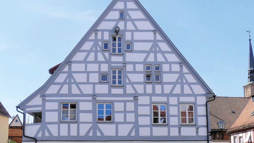 Bereits im 17. Jahrhundert errichtete man über einem mittelalterlichen Keller das ehemalige zweigeschossige Bürgerhaus mit fachwerksichtigem Obergeschoss und Satteldach. Spätere Erneuerungen wurden um 1700 vorgenommen. Erst in der zweiten Hälfte des 20. Jahrhunderts, also rund 250 Jahre später, unterzogen die letzten Vorbesitzer das Haus stetigen Umbauten. Von der langen Hausgeschichte war seitdem nichts mehr zu sehen. So störte z. B. eine deplatzierte Garage im Innenhof die Ansicht des stattlichen Fachwerkgiebels erheblich. Verursacht durch unzählige neuzeitliche Einbauten entwickelten sich die Grundrisse mit der Zeit immer kleinteiliger. Auch jüngste Modernisierungen aus den 2000er Jahren maßen der Denkmalpflege wenig Bedeutung zu. In einem Zeitraum von vier Jahren holten die heutigen Eigentümer nach, was über Jahrzehnte hinweg versäumt worden war und besserten nicht denkmalgerechte Maßnahmen aus. Bereits im 17. Jahrhundert errichtete man über einem mittelalterlichen Keller das ehemalige zweigeschossige Bürgerhaus mit fachwerksichtigem Obergeschoss und Satteldach. Spätere Erneuerungen wurden um 1700 vorgenommen. Erst in der zweiten Hälfte des 20. Jahrhunderts, also rund 250 Jahre später, unterzogen die letzten Vorbesitzer das Haus stetigen Umbauten. Von der langen Hausgeschichte war seitdem nichts mehr zu sehen. So störte z. B. eine deplatzierte Garage im Innenhof die Ansicht des stattlichen Fachwerkgiebels erheblich. Verursacht durch unzählige neuzeitliche Einbauten entwickelten sich die Grundrisse mit der Zeit immer kleinteiliger. Auch jüngste Modernisierungen aus den 2000er Jahren maßen der Denkmalpflege wenig Bedeutung zu. In einem Zeitraum von vier Jahren holten die heutigen Eigentümer nach, was über Jahrzehnte hinweg versäumt worden war und besserten nicht denkmalgerechte Maßnahmen aus.