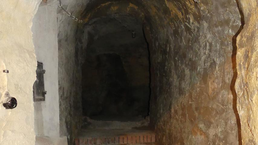 Dank der vorbildlich gelungenen Gesamtsanierung ist die bauhistorische Bedeutung des fast 400 Jahre alten ehemaligen Bürgerhauses wieder erfahrbar. Jüngere Fehlgriffe wurden im Sinne des Denkmals beseitigt. Die wiederhergestellte Ansicht der Giebelseite ist eine Wohltat für die umliegende Platzsituation. Dank der vorbildlich gelungenen Gesamtsanierung ist die bauhistorische Bedeutung des fast 400 Jahre alten ehemaligen Bürgerhauses wieder erfahrbar. Jüngere Fehlgriffe wurden im Sinne des Denkmals beseitigt. Die wiederhergestellte Ansicht der Giebelseite ist eine Wohltat für die umliegende Platzsituation.