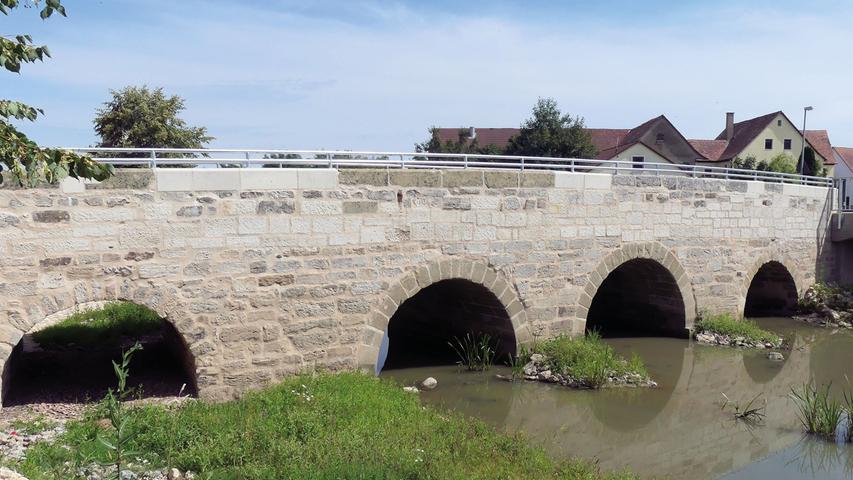 Im 16., spätestens im 17. Jahrhundert errichtete man die vierbogige Sandsteinquaderbrücke in Leutershausen-Frommetsfelden über der Altmühl. Verwendet wurden ausschließlich lokale Sandsteinvarietäten. Den jüngsten Teil der historischen Altmühlbrücke bildete der vierte, östliche Bogen. Erneuert und bezeichnet wurde dieser aber bereits 1824. Bemerkenswerterweise waren jüngere Eingriffe in das fast 500 Jahre alte Mauerwerk aus Schilf- und Burgsandstein während der restauratorischen Voruntersuchungen nicht festgestellt worden. Der nahezu originäre Zustand der historischen Brücke bot allerdings ein trauriges Schadensbild: Die Tragfähigkeit des Mauerwerks war stark beeinträchtigt. Ausbauchungen und Verformungen am Mauerwerk lieferten Hinweise auf Hohlstellen und größere entfestigte Partien. Vor allem in dauerdurchfeuchteten Bereichen kam es zu Schädigungen an der Konstruktion. Einzelne Werksteine waren partiell oder gänzlich ausgespült und ausgebrochen. Für einen schlechten Gesamteindruck sorgten weiter Verschwärzungen, Krustenbildungen und biogener Bewuchs.