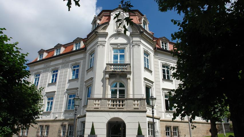 Ganz in der Nähe des Schlosses Schillingsfürst baute der gebürtige Schillingsfürster Architekt Anton Roth um das Jahr 1880 seine private Villa mit Gartenanlage. Nicht zu übersehen ist der hohe gestalterische Anspruch, den er dabei umsetzte: Als neobarocker dreigeschossiger Zweiflügelbau mit Mansardwalmdach und reich gegliederter Fassade wird die einstige Villa ihrer herrschaftlichen Nachbarschaft durchaus gerecht. Seit 1970 diente der vormalige Privatsitz als das Rathaus der Stadt, bis ihn die Verwaltungsgemeinschaft Schillingsfürst 2014 übernahm und als neues Verwaltungsgebäude umfassend modernisierte und renovierte.