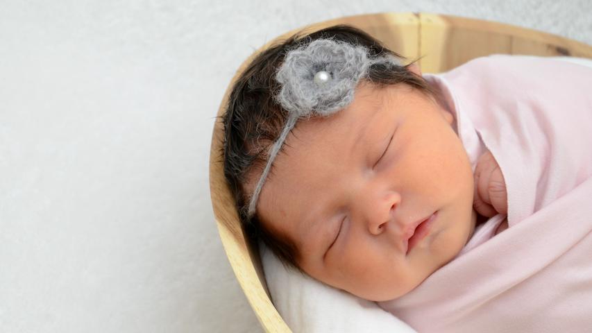 Willkommen, kleiner Knirps! Isabella Jolie ist am 7. März im Klinikum Süd zur Welt gekommen. Mit einem Gewicht von 3470 g und 49 cm ist sie bestens in die Welt gestartet.
