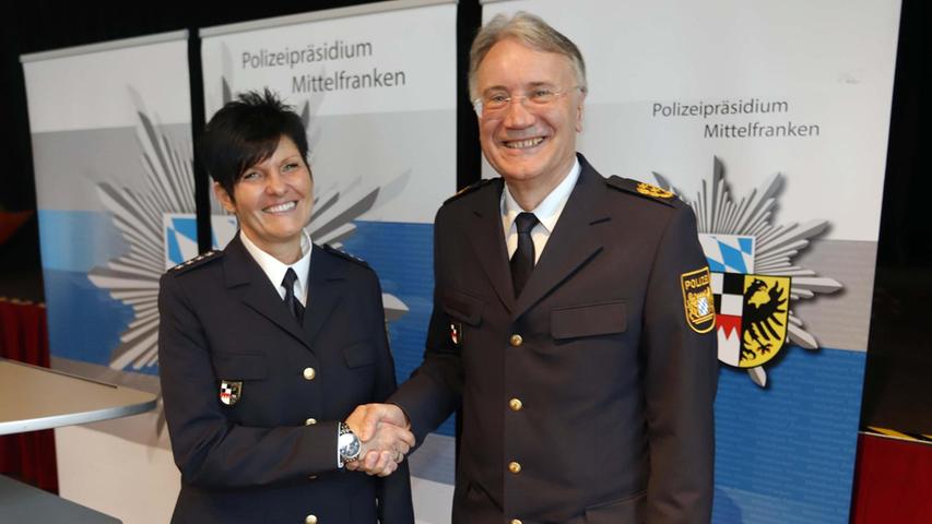 Sabine Röhrer wurde im März 2019 von Polizeipräsident Roman Fertinger zum Dienstantritt als Leiterin der Polizeiinspektion Höchstadt begrüßt. Zum Thema "Anmache im Netz" gab sie ein aktuelles Interview.