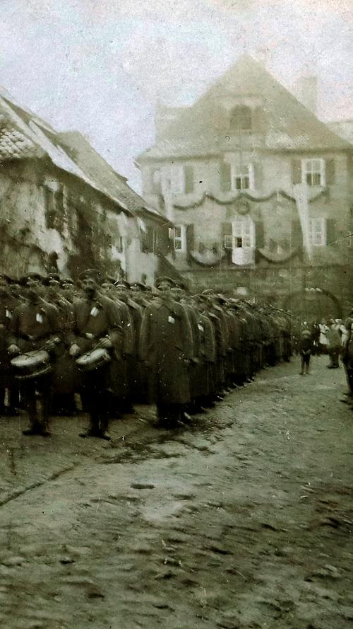 Auf einer Postkarte sammeln sich Soldaten des Ersten Weltkriegs  im Schlosshof.