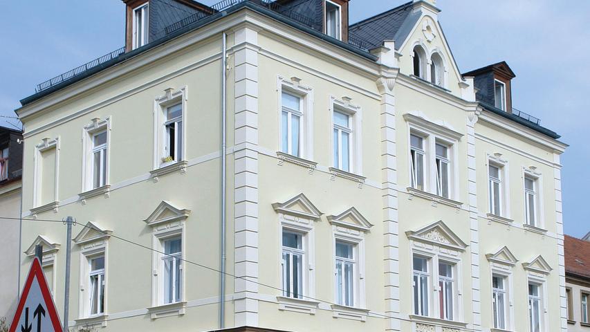 Der Historismus des 19. Jahrhunderts prägt die Mietshäuser der Bismarckstraße in der östlichen Innenstadt von Erlangen. Das dreigeschossige Walmdachhaus in der Bismarckstraße 14, an der Kreuzung zur Glückstraße, wurde in den repräsentativen Formen der Neorenaissance errichtet. Die beiden Straßenfassaden des Eckhauses setzen sich aus einem gequaderten Erdgeschoss und den beiden verputzten Obergeschossen zusammen. Von Etage zu Etage unterscheiden sich die Fensterverdachungen. Jeweils zwei Fensterachsen sind zu einer vertikalen Einheit zusammengefasst, die durch Lisenen voneinander abgesetzt werden. In der durch Flacherker und Giebelaufsatz hervorgehobenen Fassadenmitte werden die Fenster gedoppelt und durch zeitstilentsprechende architektonische Dekorationselemente wie Beschlagwerkornament zusätzlich betont. Auf der zur Glückstraße gerichteten Fassade trägt der kleine Giebelaufsatz das Entstehungsjahr 1892.