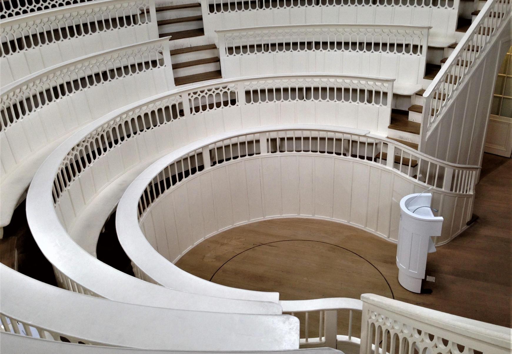 Trichinentempel: in der Mitte des Theaters fuhr ein Aufzug tote Pferde in den Hörsaal.