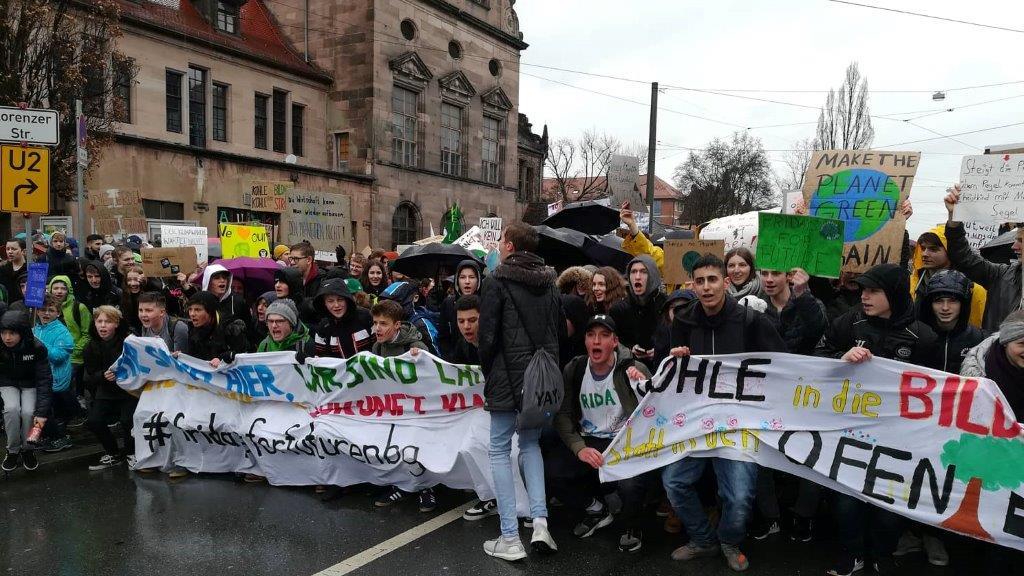 Bis vor zum Hauptbahnhof zogen die Demonstranten zum Motto #FridaysForFuture am Freitag in Nürnberg.