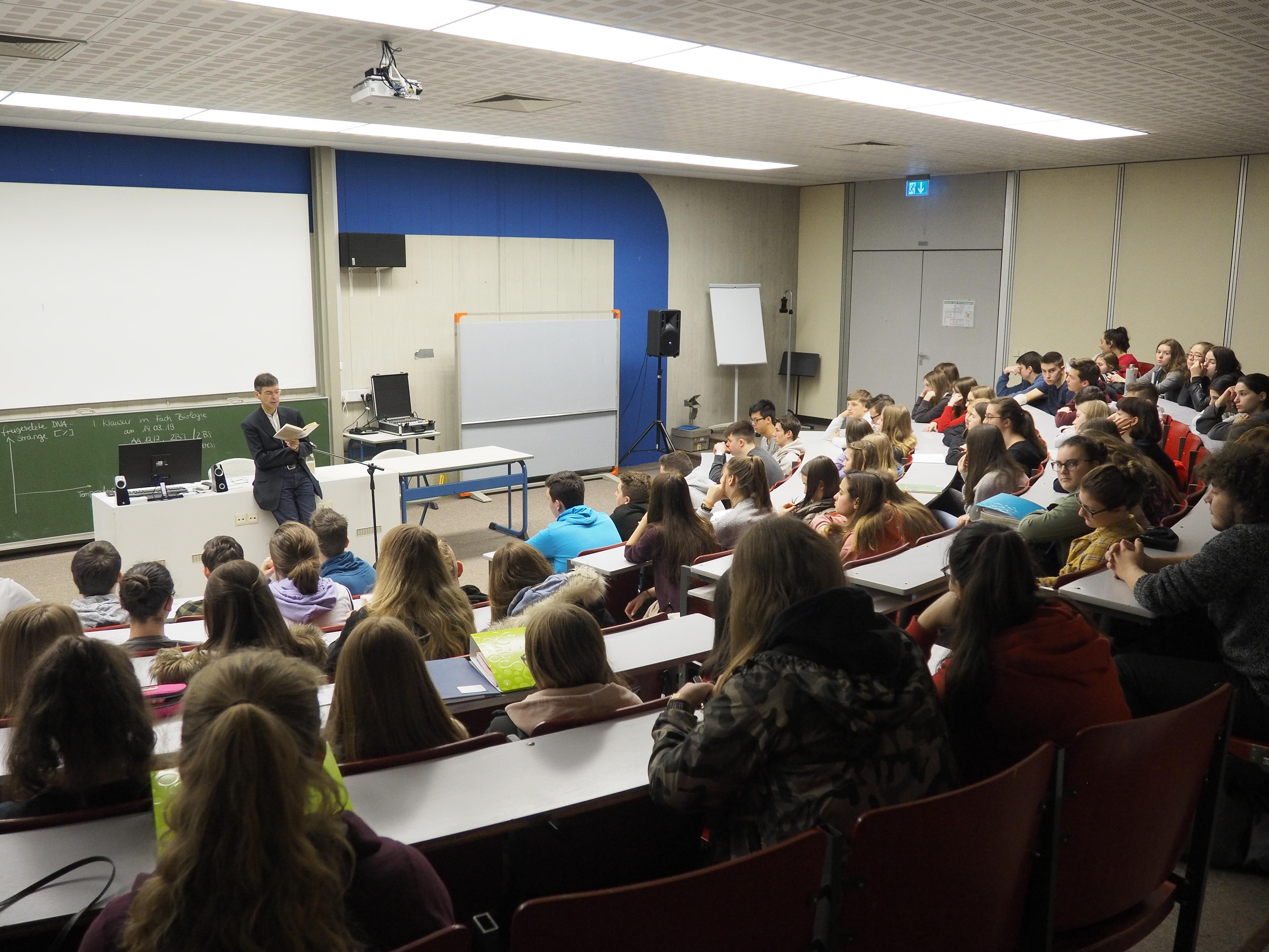 Der Autor Thomas de Padova hat bei einer Lesung in der Senefelder-Schule etwa 100 Schülern des Gymnasiums sein neues Buch „Nonna“ vorgestellt. Der Wissenschaftspublizist aus Berlin erzählt darin von seiner Großmutter, die in ärmlichen Verhältnissen in einem italienischen Dorf aufgewachsen ist und mit wenig Schulbildung ein Leben voller Entbehrungen hinnehmen musste. Jeden Sommer verbrachte Thomas de Padova in einem Dorf am Meer in Apulien, Geburtsort seines Vaters, Großvaters und Urgroßvaters – drei Männer, die irgendwann aus Italien aufbrachen in die Welt. Seine Großmutter blieb. Jahr für Jahr erwartet sie ihn, still auf einem Stuhl sitzend, im Dunkel ihres Zimmers: eine alte, schwarz gekleidete Frau, die ohne Kühlschrank lebt. Warum hat der Großvater seine Frau immer behandelt, als existierte sie nicht? Was hat die beiden vor mehr als einem halben Jahrhundert aneinandergebunden? Die Geschichte handelt auch von den Lebenserfahrungen und Wissensschätzen verschiedener Generationen, die sich gegenseitig etwas beibringen können. De Padova wollte von den Schülern wissen, ob sie auch Situationen kennen, in denen sie ihren Großeltern etwas erklären müssen. „Ja, wie ein Smartphone funktioniert“, meinte ein Schüler. Der Autor gab den Zehnt- und Elft­klässlern auf den Weg, ihre Großeltern soviel wie möglich über ihr Leben zu fragen – solange sie noch die Gelegenheit dazu haben.