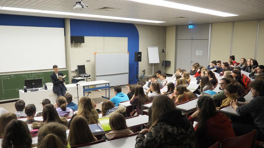 Der Autor Thomas de Padova hat bei einer Lesung in der Senefelder-Schule etwa 100 Schülern des Gymnasiums sein neues Buch „Nonna“ vorgestellt. Der Wissenschaftspublizist aus Berlin erzählt darin von seiner Großmutter, die in ärmlichen Verhältnissen in einem italienischen Dorf aufgewachsen ist und mit wenig Schulbildung ein Leben voller Entbehrungen hinnehmen musste. Jeden Sommer verbrachte Thomas de Padova in einem Dorf am Meer in Apulien, Geburtsort seines Vaters, Großvaters und Urgroßvaters – drei Männer, die irgendwann aus Italien aufbrachen in die Welt. Seine Großmutter blieb. Jahr für Jahr erwartet sie ihn, still auf einem Stuhl sitzend, im Dunkel ihres Zimmers: eine alte, schwarz gekleidete Frau, die ohne Kühlschrank lebt. Warum hat der Großvater seine Frau immer behandelt, als existierte sie nicht? Was hat die beiden vor mehr als einem halben Jahrhundert aneinandergebunden? Die Geschichte handelt auch von den Lebenserfahrungen und Wissensschätzen verschiedener Generationen, die sich gegenseitig etwas beibringen können. De Padova wollte von den Schülern wissen, ob sie auch Situationen kennen, in denen sie ihren Großeltern etwas erklären müssen. „Ja, wie ein Smartphone funktioniert“, meinte ein Schüler. Der Autor gab den Zehnt- und Elft­klässlern auf den Weg, ihre Großeltern soviel wie möglich über ihr Leben zu fragen – solange sie noch die Gelegenheit dazu haben.