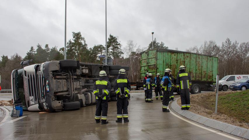 Nürnberger Hafen: Laster kippt in Kreisverkehr um