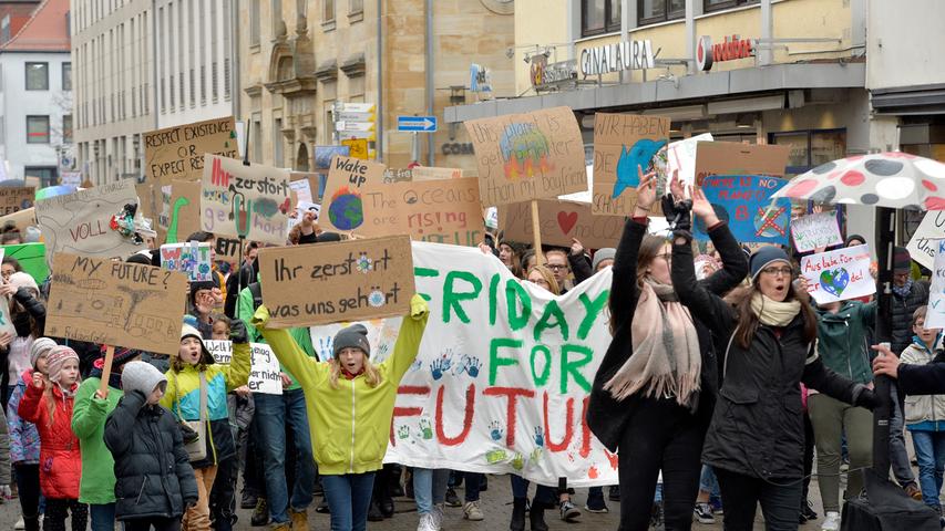 Fridays For Future in Erlangen: Plakate und Statements für mehr Klimaschutz