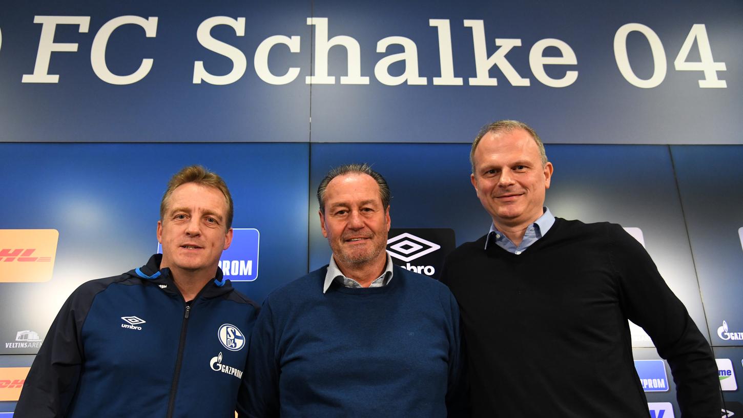 Huub Stevens (mitte) und Mike Büskens (links) - hier mit Sportvorstand Jochen Schneider - trainieren das Schalker Team nach der Entlassung von Coach Domenico Tedesco.