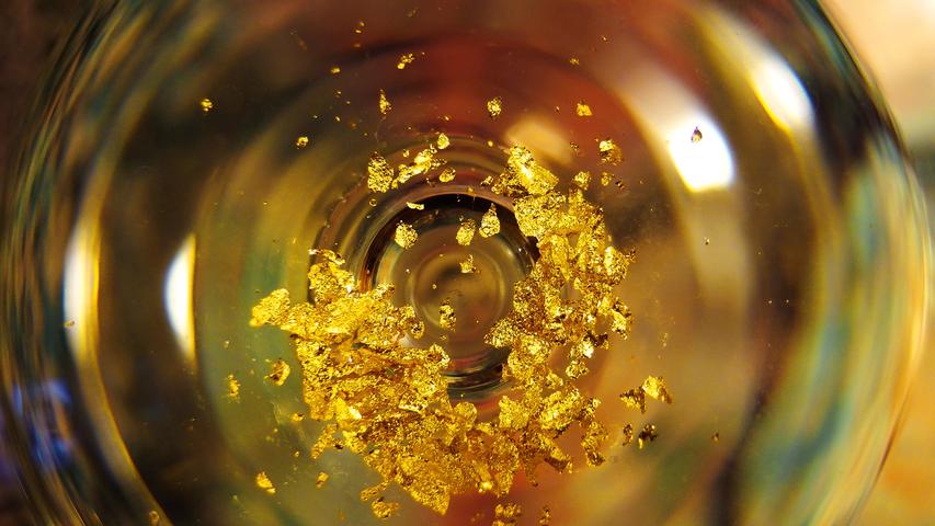 Diesen Bodensatz findet man gerne in seinem Sektglas: Echtes Blattgold aus Schwabach verfeinert das Getränk auf besondere Weise.