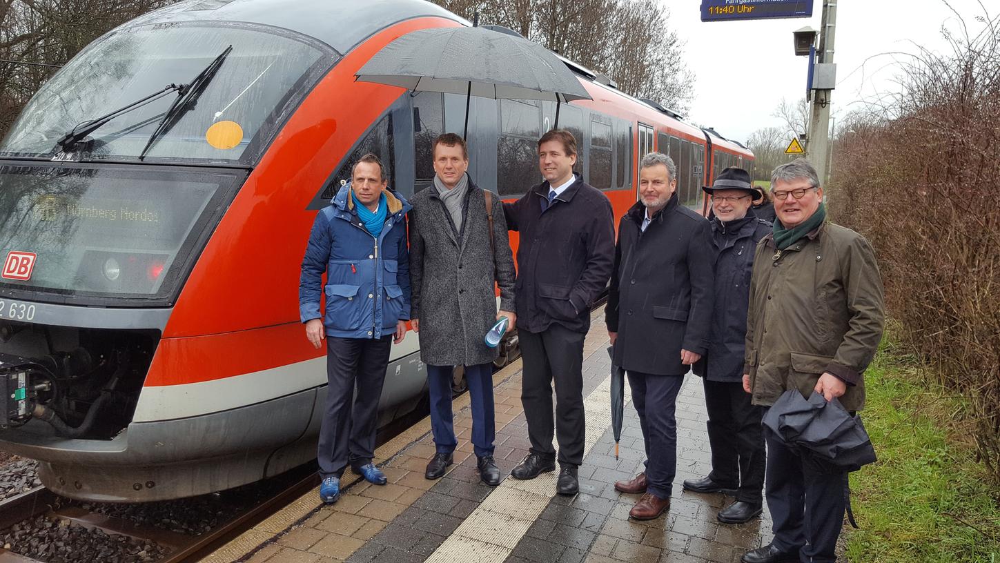 Stehen für die Gräfenbergbahn im Regen (von links): Thorsten Glauber, Klaus-Dieter Josel, Hermann Ulm, Hans-Jürgen Nekolla, Wolfgang Rast und DB-Mitarbeiter Karl-Heinz Holzwarth.