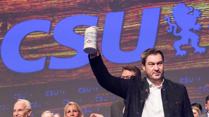 Im März 2018 hat Markus Söder (51) Horst Seehofer als Ministerpräsident beerbt. Gleich mit der ersten Regierungserklärung setzte der Nürnberger Akzente. Die bayerische Grenzpolizei wurde reaktiviert; Söder verfügte, dass alle staatlichen Behörden Kreuze aufhängen sollen; er kündigte technische Initiativen für Flugtaxis und kündigte intensive Forschung für Hyperloops an. Mit dem Wahlergebnis im Oktober 2018 verlor die CSU die absolute Mehrheit und musste eine Koalition mit den freien Wählern eingehen. Rein rechnerisch wäre auch ein Bündnis mit den Grünen möglich gewesen, doch da schienen die Gegensätze unüberbrückbar. Zum Einjährigen als Ministerpräsident haben wir Politiker aller sechs im Landtag vertretenen Parteien gebeten, Markus Söder ein Jahreszeugnis auszustellen.