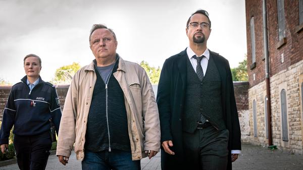 Karl-Friedrich Boerne (rechts im Bild) ist mit großem Abstand der Spitzen-Verdiener unter den Tatortermittlern: Der Leiter der Rechtsmedizin Münster könnte sich über 6660 Euro brutto monatlich freuen. Weit abgeschlagen ist sein Münsteraner Kollege Frank Thiel (links im Bild) trotz gleicher Anzahl an Dienstjahren mit 4890 Euro monatlichem Bruttoverdienst. Damit belegt er aber immer noch den vierten Platz.