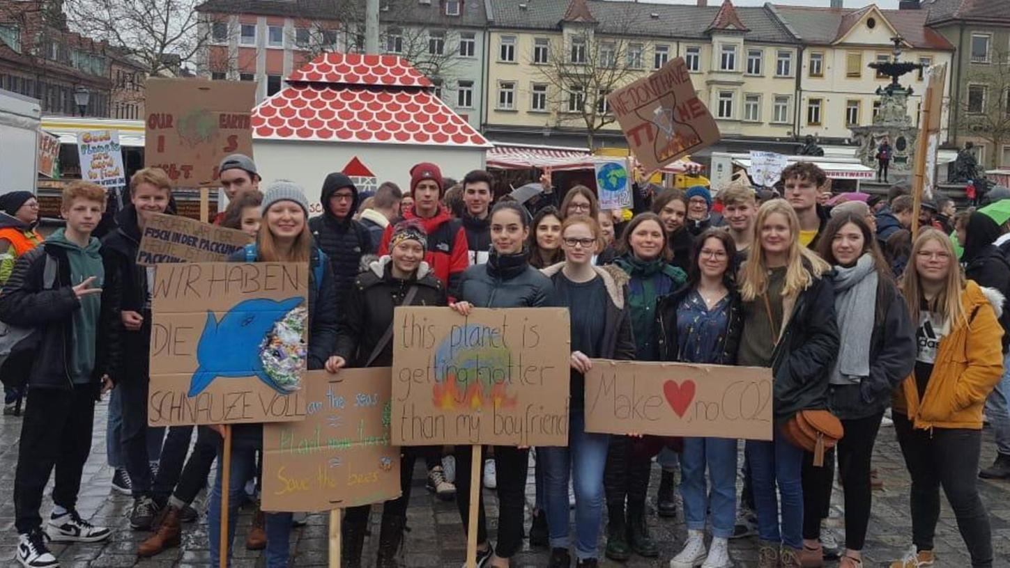Sie haben im Regen für eine bessere Klimapolitik gestreikt: Schüler aus Forchheim bei der Fridays-for-Future-Demo in Erlangen.